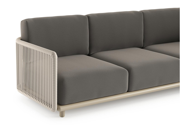 Organo loungebank in beige aluminium en beige verticaal geweven luxe vlakke rope met natte dark taupe all weather Sunbrella® luxe kussen