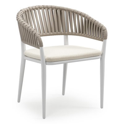 Tolfa stapelbare tuinstoel in wit aluminium en beige verticaal geweven luxe vlakke brede rope met stoelkussen in All Weather Cosytica Althea Off White