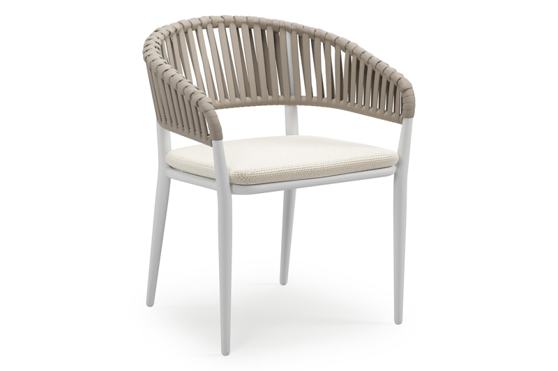 Tolfa stapelbare tuinstoel in wit aluminium en beige verticaal geweven luxe vlakke brede rope met stoelkussen in All Weather Cosytica Althea Off White