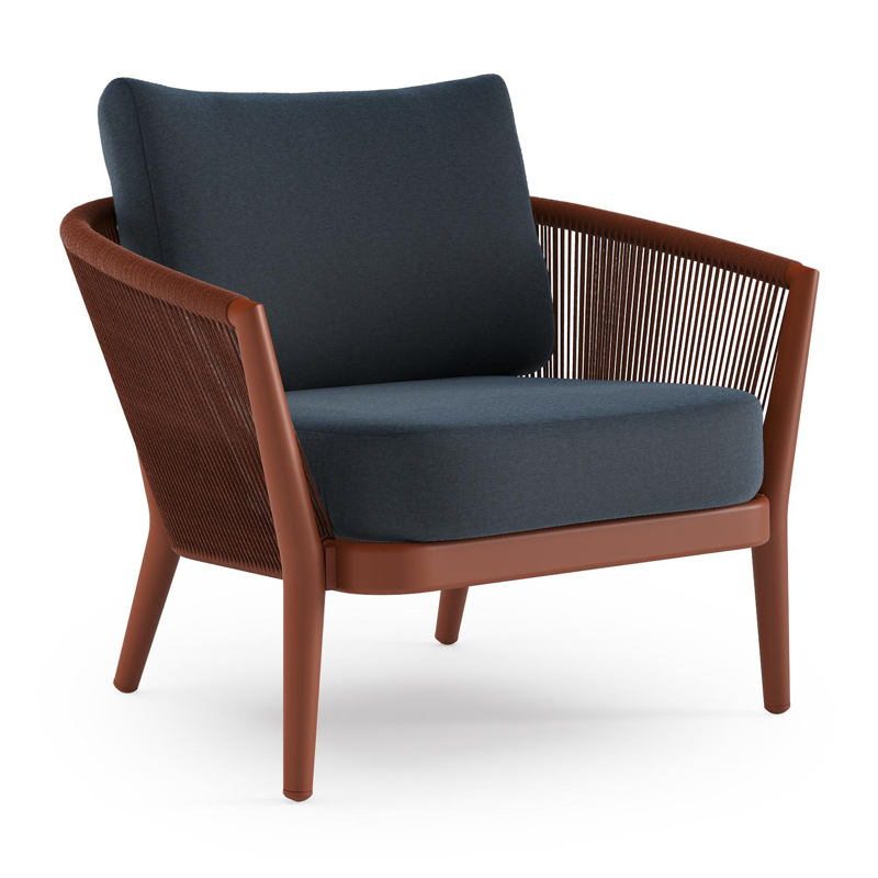 Fauteuil de jardin Orso en aluminium brun rouille en corde ronde tissée verticalement brun rouille et coussins en all weather sunbrella® luxe Heritage Indigo