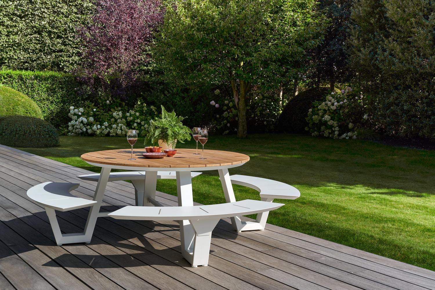 Rondino picknicktafel in wit aluminium en teak tafelblad - Ø 236 x H 71,5 cm