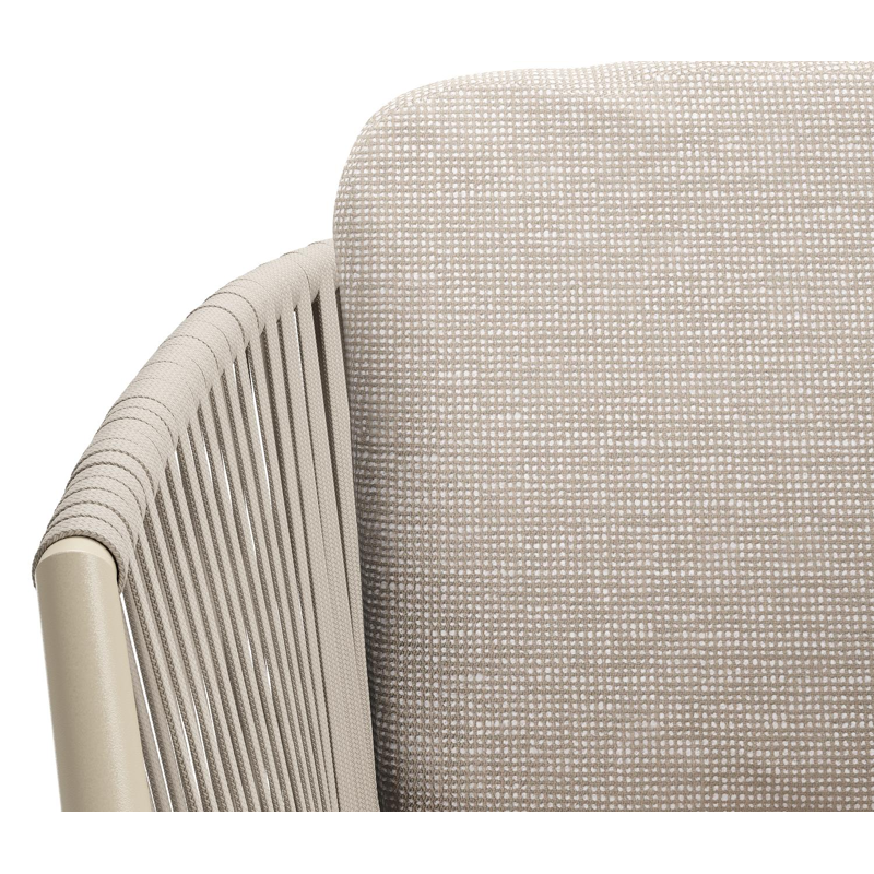 Orso tuinstoel in beige aluminium en beige verticaal geweven vlakke rope met luxe zitkussen in All Weather Sunbrella® Luxe Slow Farafra