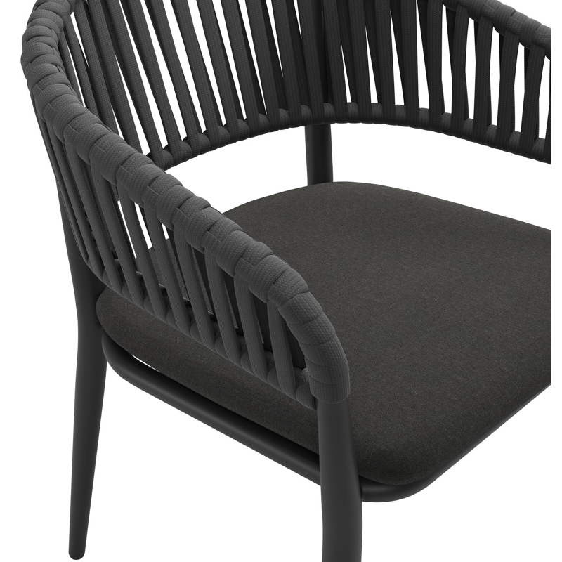 Tolfa stapelbare tuinstoel in zwart aluminium en zwart verticaal geweven luxe vlakke brede rope met stoelkussen in All Weather Sunbrella® Luxe Natte Sooty