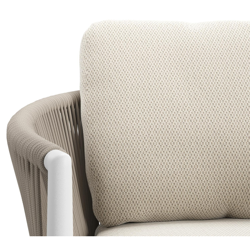 Organo tuinstoel in beige aluminium en beige verticaal geweven ronde rope met stoelkussen in All Weather Sunbrella® Luxe Lopi Marble