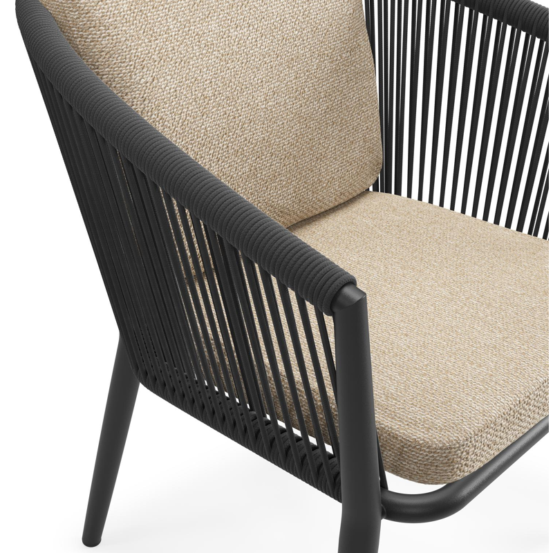 Orso tuinstoel in zwart aluminium en zwart verticaal geweven ronde rope met luxe zitkussen in All Weather Cosytica Madagascar Oak