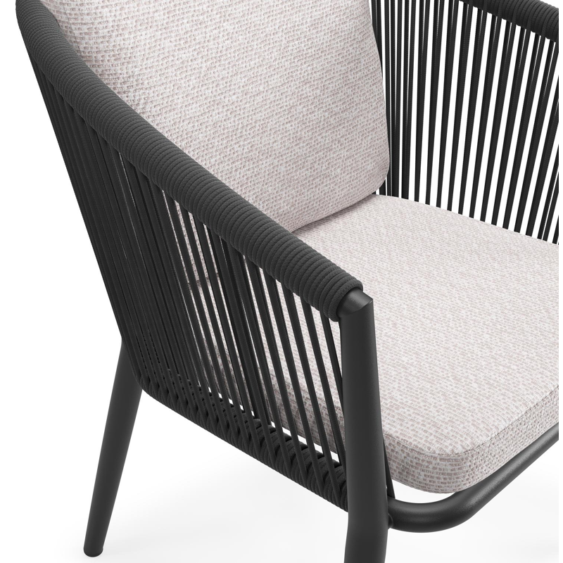 Orso tuinstoel in zwart aluminium en zwart verticaal geweven ronde rope met luxe zitkussen in All Weather Sunbrella® Luxe Wander Gobi