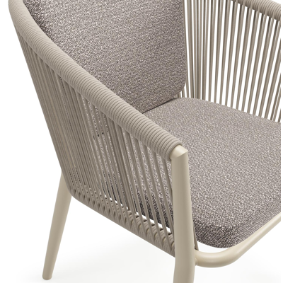 Orso tuinstoel in beige aluminium en beige verticaal geweven ronde rope met zitkussen in All Weather Sunbrella® Luxe Wander Granite