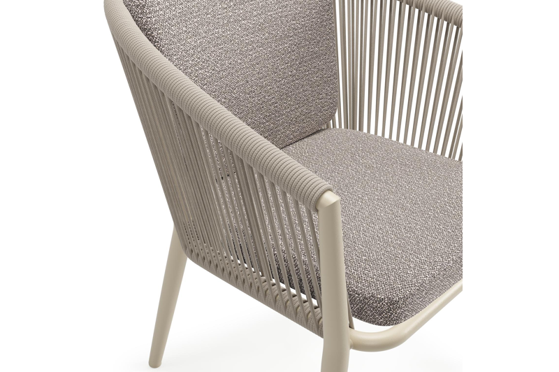 Orso tuinstoel in beige aluminium en beige verticaal geweven ronde rope met zitkussen in All Weather Sunbrella® Luxe Wander Granite