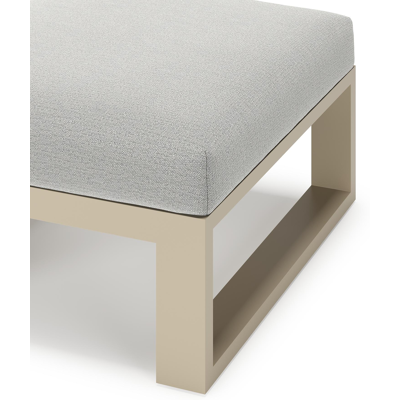Verato poef in beige aluminium met savane nimbus all weather sunbrella® luxe kussen