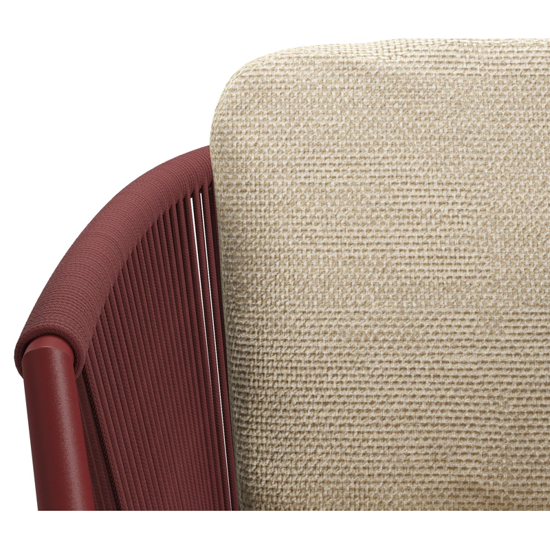 Orso tuinstoel in ruby aluminium en ruby verticaal geweven ronde rope met luxe zitkussen in All Weather Cosytica Althea Camel