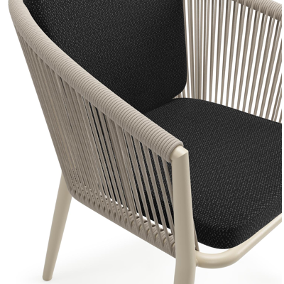 Orso tuinstoel in beige aluminium en beige verticaal geweven ronde rope met zitkussen in All Weather Sunbrella® Luxe Lopi Baribal