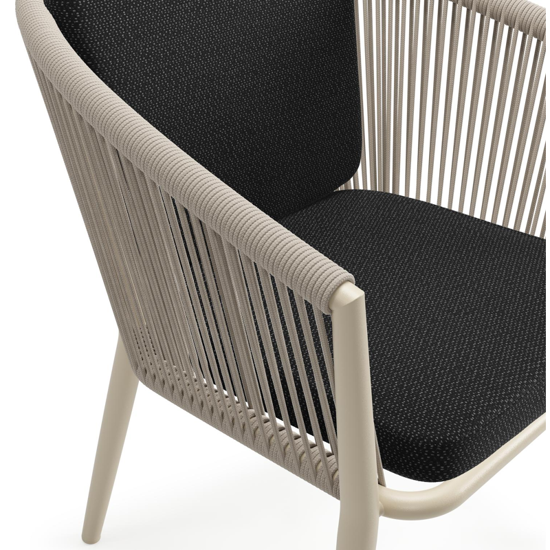 Orso tuinstoel in beige aluminium en beige verticaal geweven ronde rope met zitkussen in All Weather Sunbrella® Luxe Lopi Baribal