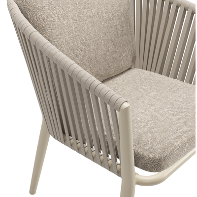 Chaise de jardin Orso en aluminium beige et corde plate tissée verticalement beige avec coussin luxe en All Weather Sunbrella® Luxe Chartres Pewter