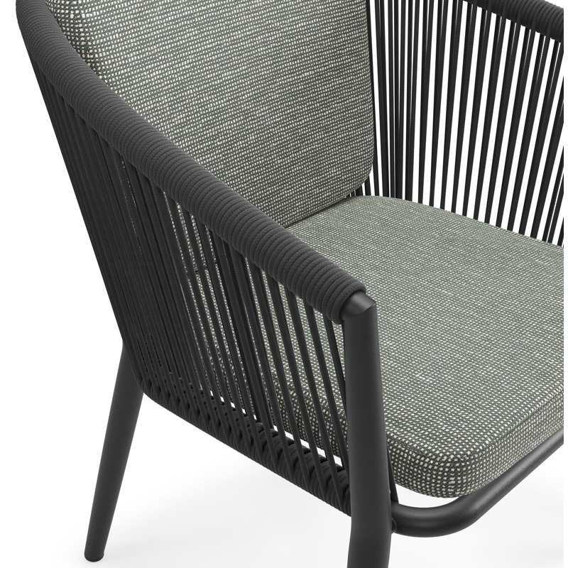 Orso tuinstoel in zwart aluminium en zwart verticaal geweven ronde rope met zitkussen in All Weather Sunbrella® Luxe Slow Fern
