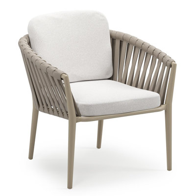 Orso low dining tuinstoel in beige aluminium en beige verticaal geweven luxe vlakke brede rope met stoelkussen in All Weather Solica Soul Optik