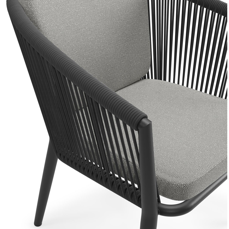 Orso tuinstoel in zwart aluminium en zwart verticaal geweven ronde rope met zitkussen in All Weather Sunbrella® Luxe Savane Zinc