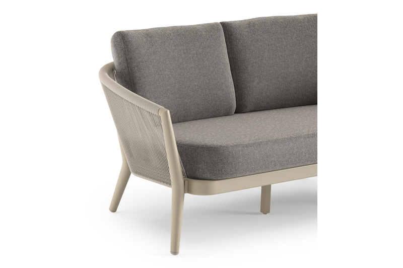 Orso loungebank in beige aluminium en beige verticaal geweven ronde rope met Chartres Drizzle all weather sunbrella® luxe kussen