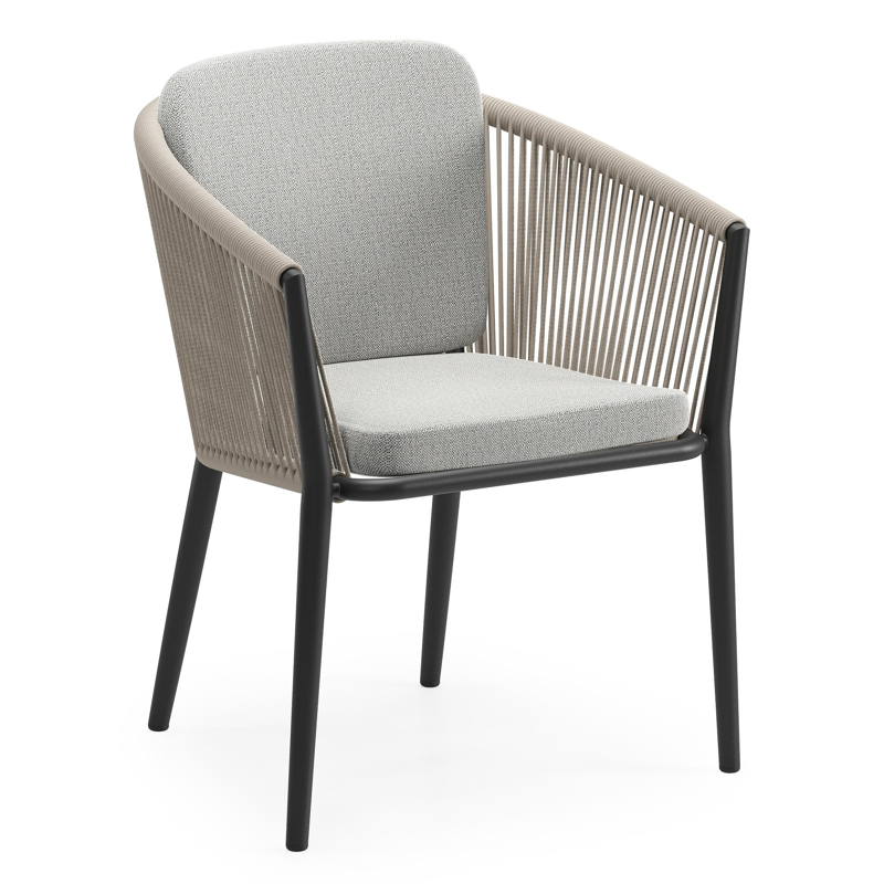 Orso tuinstoel in zwart aluminium en beige verticaal geweven ronde rope met zitkussen in All Weather Sunbrella® Luxe Savane Nimbus