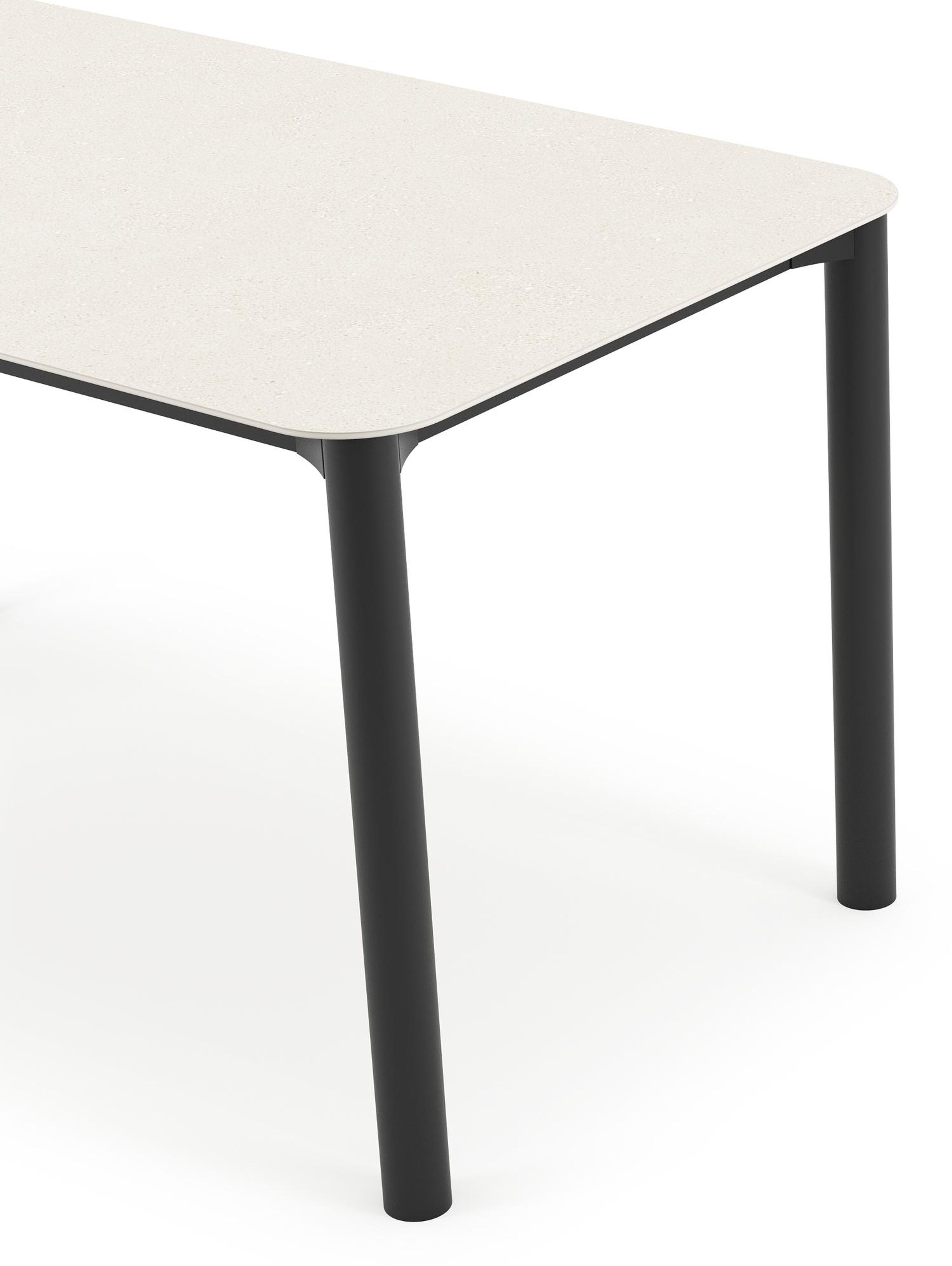 Table de jardin Orso rectangulaire arrondi en aluminium noir et céramique pleine beige - Lg. 140 x Lrg. 80 x Haut. 75 cm