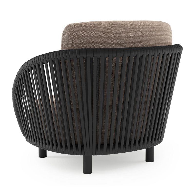 Lupino loungestoel in zwart aluminium en zwart verticaal geweven luxe vlakke brede rope met savane earth all weather sunbrella® luxe kussen
