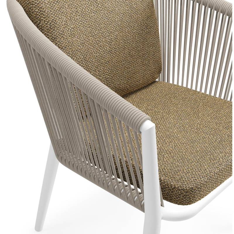 Orso tuinstoel in wit aluminium en beige verticaal geweven ronde rope met luxe zitkussen in All Weather Cosytica Madagascar Walnut