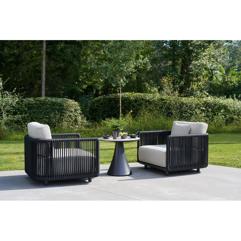 Organo loungestoel in zwart aluminium en zwart verticaal geweven luxe vlakke rope met lopi marble all weather Sunbrella® luxe kussen