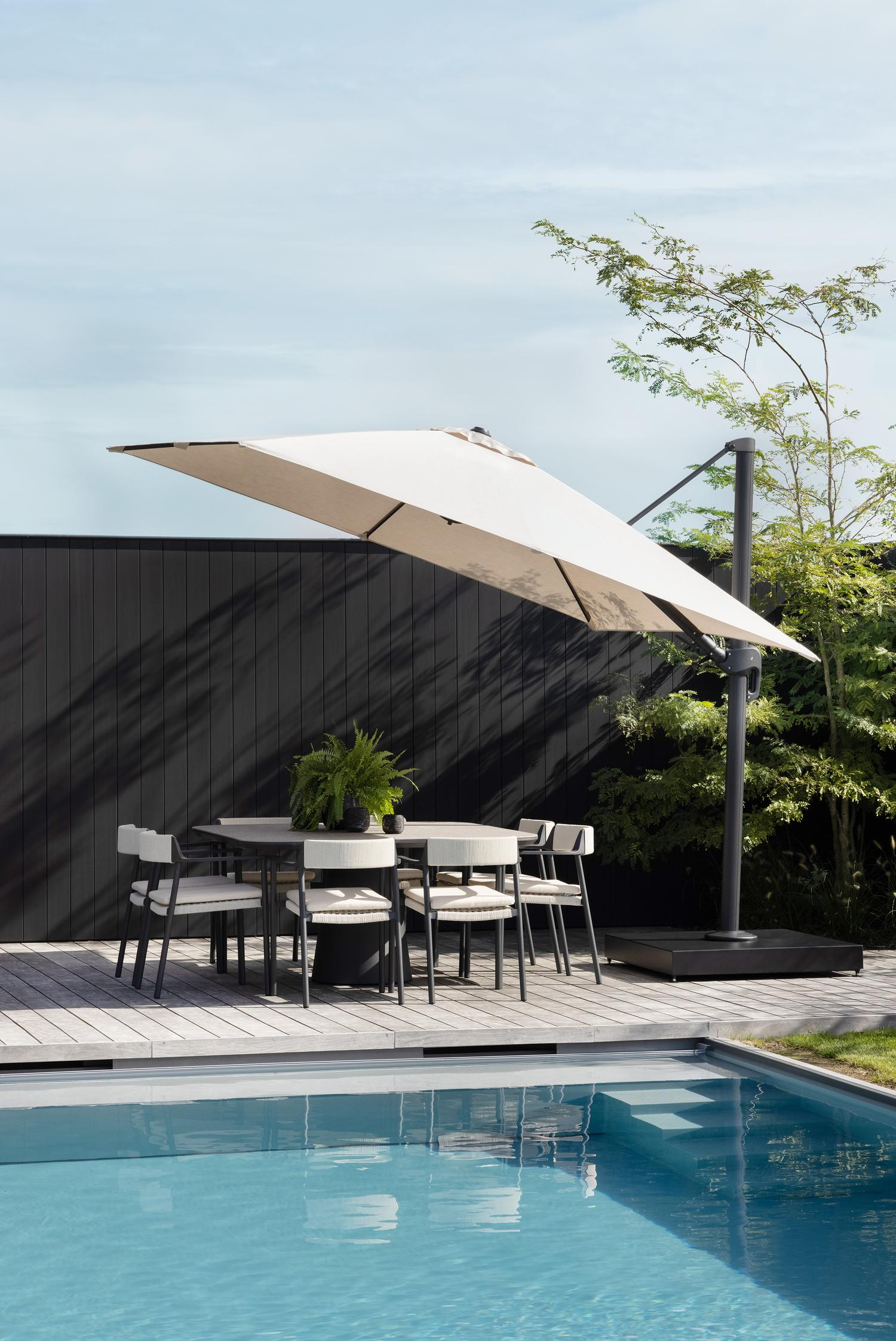Rufina zweefparasol met tiltfunctie in zwart aluminium met beige all weather sunbrella® premium parasoldoek - L1: 300 x L2: 300 cm (met voet)
