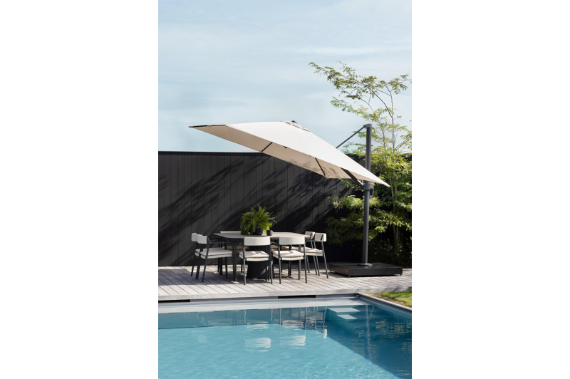 Rufina zweefparasol met tiltfunctie in zwart aluminium met beige all weather sunbrella® premium parasoldoek - L1: 300 x L2: 300 cm (met voet)