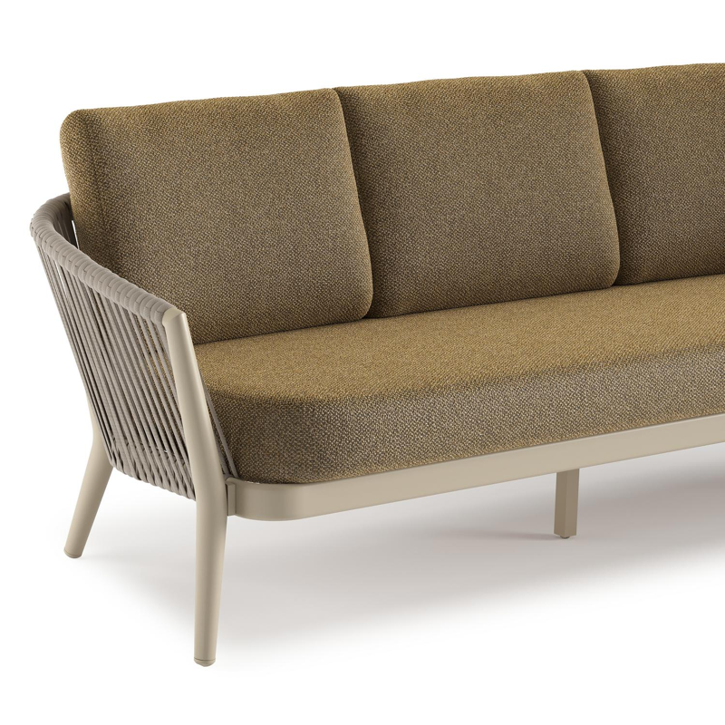 Orso loungebank in beige aluminium en beige verticaal geweven luxe vlakke rope met Madagascar Walnut all weather cosytica kussen