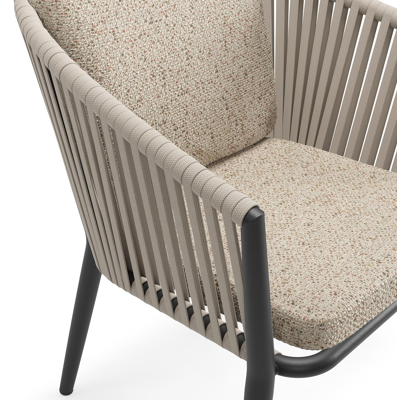 Orso tuinstoel in zwart aluminium en beige verticaal geweven vlakke rope met luxe zitkussen in All Weather Cosytica Bora Jungle