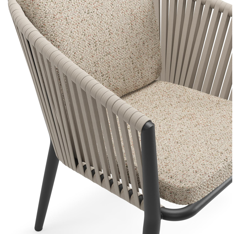 Chaise de jardin Orso en aluminium noir et corde plate tissée verticalement beige avec coussin luxe en All Weather Cosytica Bora Jungle