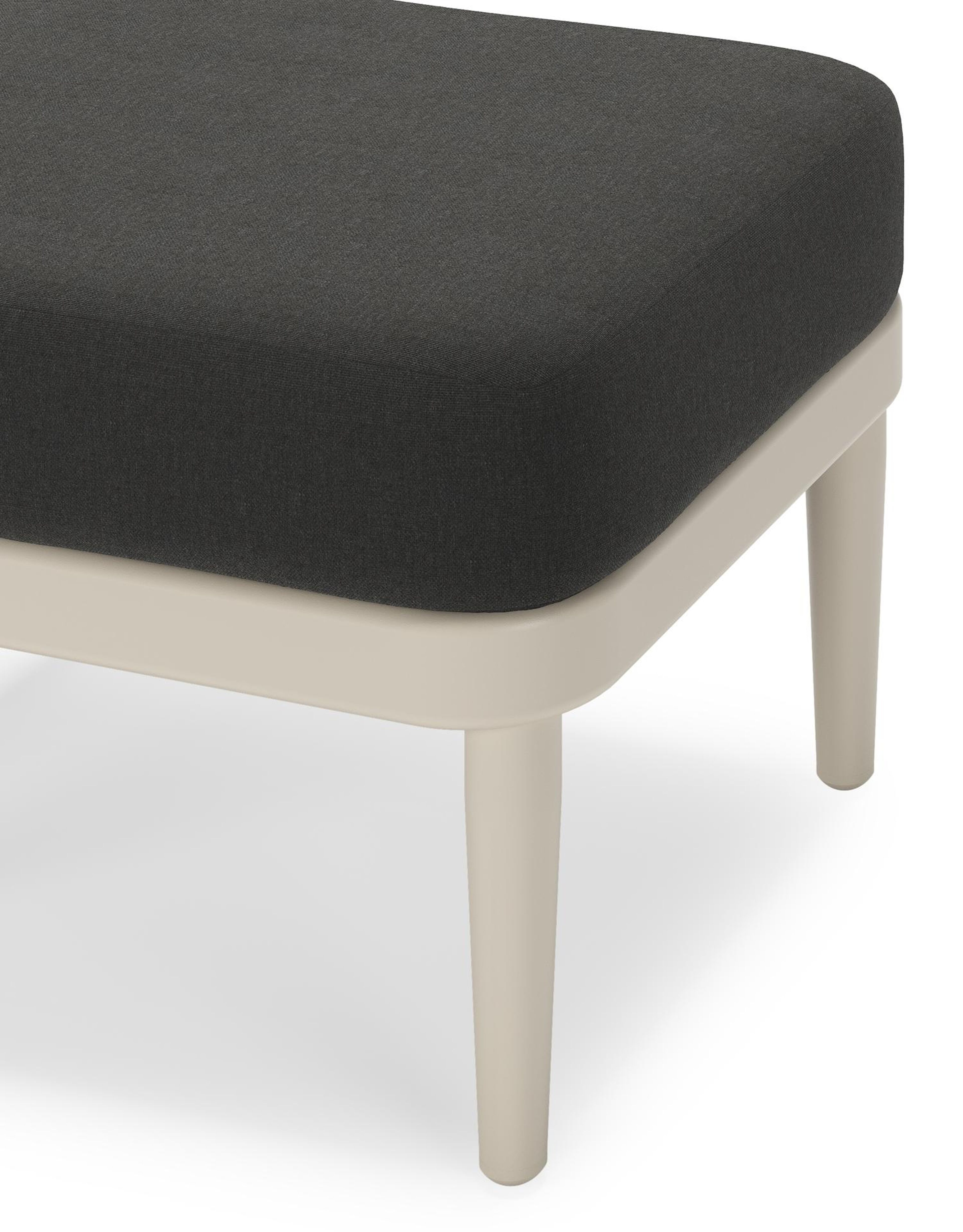 Orso poef in beige aluminium met Natte Sooty all weather sunbrella® luxe kussen
