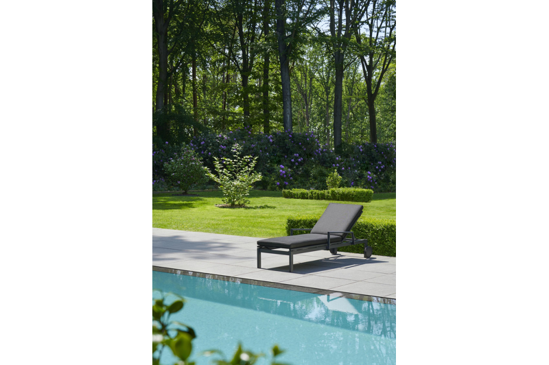 Caravelle verstelbaar ligbed in zwart aluminium met zwart textileen met armleuning