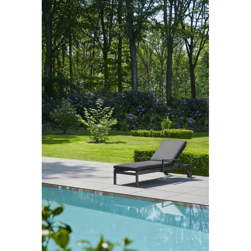 Chaise longue réglable Caravelle en aluminium noir avec textilène noir avec accoudoir