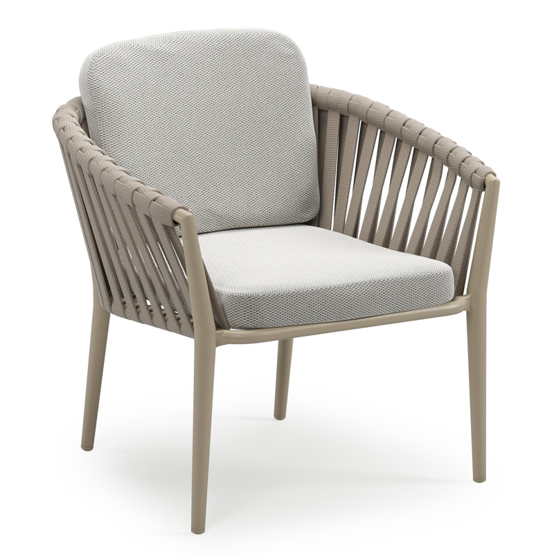 Orso low dining tuinstoel in beige aluminium en beige verticaal geweven luxe vlakke brede rope met stoelkussen in All Weather Sunbrella® Luxe Lopi Ash