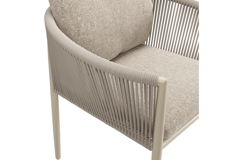 Organo tuinstoel in zwart aluminium en beige verticaal geweven luxe vlakke rope met stoelkussen in All Weather Sunbrella® Luxe Chartres Pewter