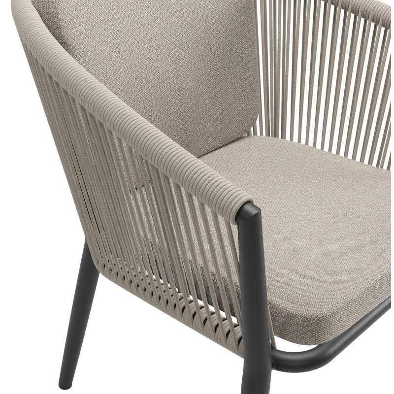 Orso tuinstoel in zwart aluminium en beige verticaal geweven ronde rope met zitkussen in All Weather Sunbrella® Luxe Savane Coconut