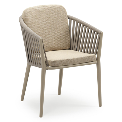 Orso stapelbare tuinstoel in beige aluminium en beige verticaal geweven luxe vlakke brede rope met stoelkussen in All Weather Cosytica Althea Camel