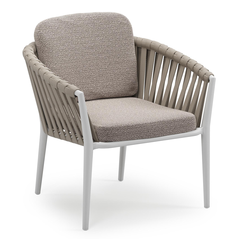 Orso low dining tuinstoel in wit aluminium en beige verticaal geweven luxe vlakke brede rope met stoelkussen in All Weather Sunbrella® Luxe Wander Granite