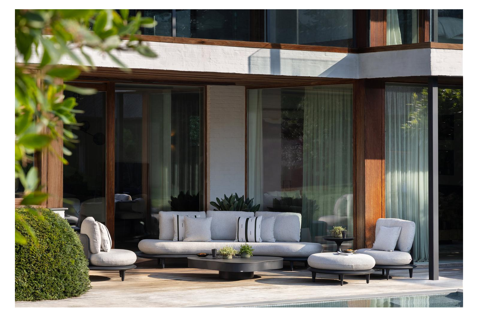 Bomero loungebank in zwart aluminium met bora forest all weather cosytica kussen