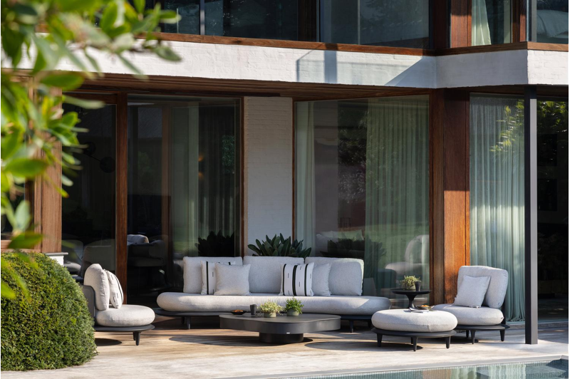 Bomero loungebank in zwart aluminium met savane coconut all weather sunbrella® luxe kussen