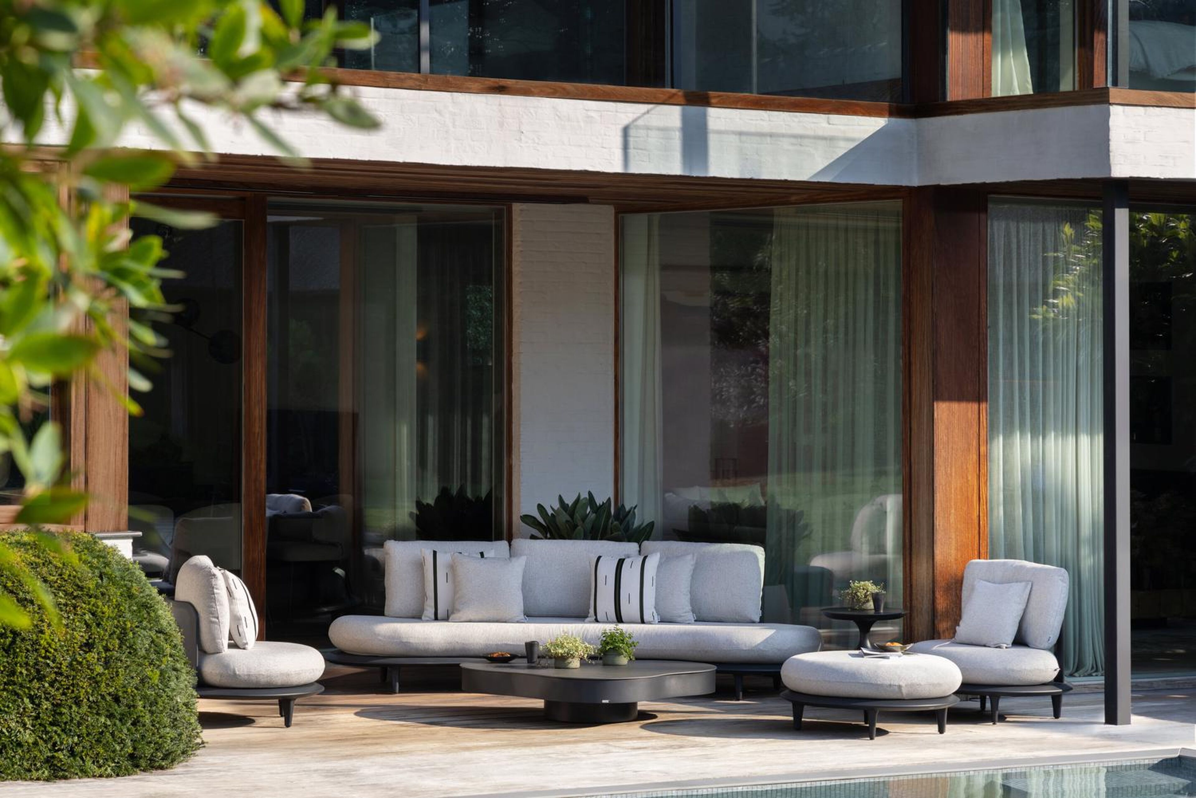 Canape de jardin Bomero en aluminium noir et coussins en all weather solica firenze sand