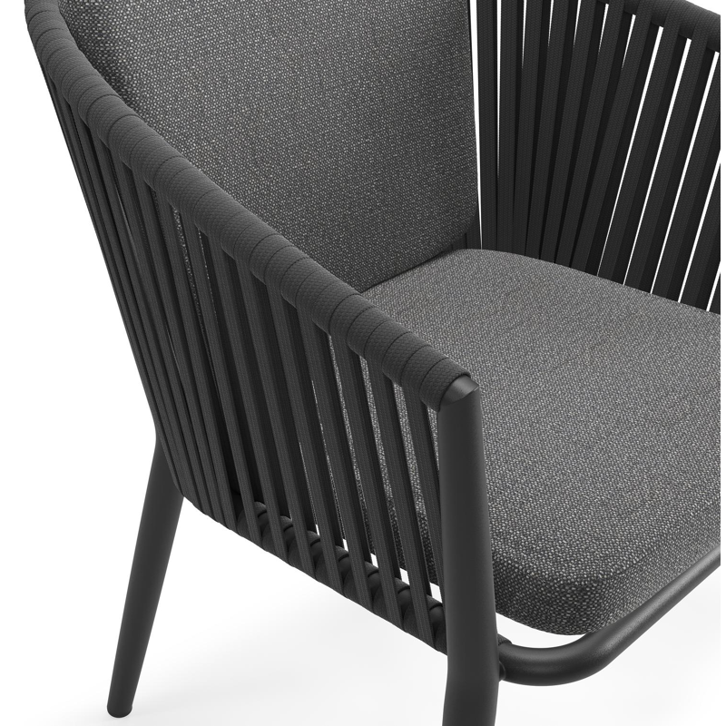 Orso tuinstoel in zwart aluminium en zwart verticaal geweven vlakke rope met kussen in savane tornado all weather sunbrella® luxe