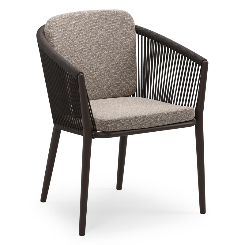 Orso stapelbare tuinstoel in donkerbruin aluminium en donkerbruin verticaal geweven ronde rope met stoelkussen in All Weather Sunbrella® Luxe Wander Manioc