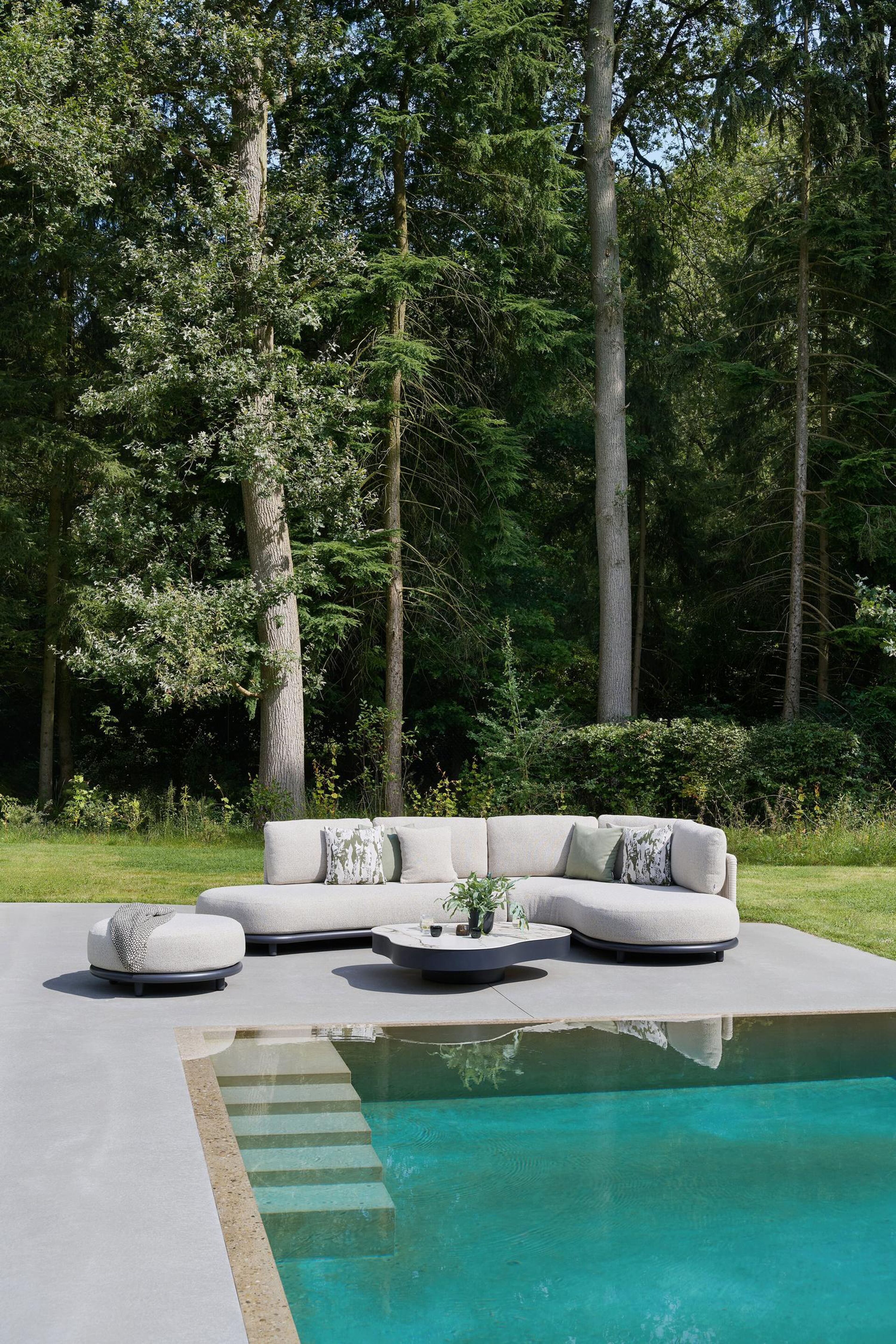 Lomano loungehoek in zwart aluminium en beige verticaal geweven luxe vlakke rope met Tundra Sand all weather sunbrella® luxe