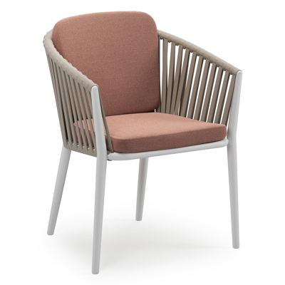 Orso stapelbare tuinstoel in wit aluminium en beige verticaal geweven luxe vlakke brede rope met stoelkussen in All Weather Sunbrella® Luxe Savane Rust