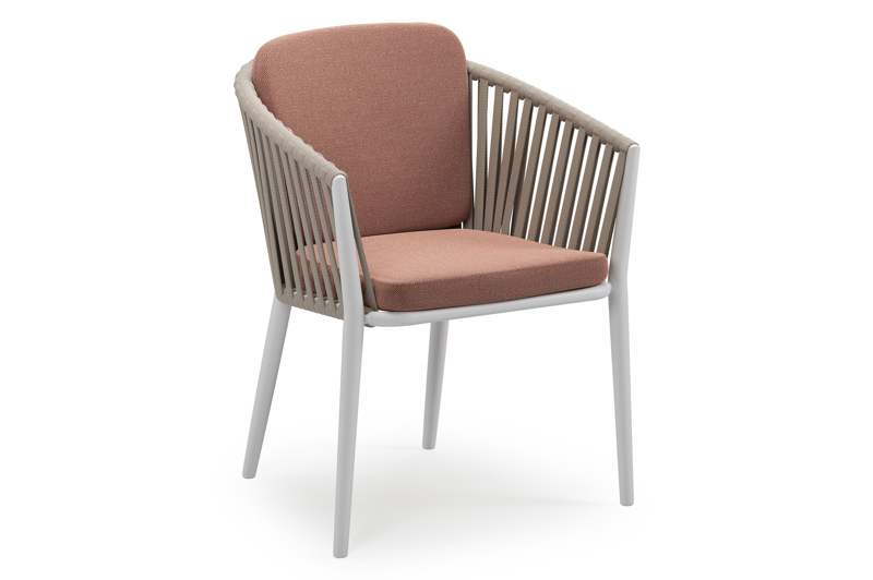 Orso stapelbare tuinstoel in wit aluminium en beige verticaal geweven luxe vlakke brede rope met stoelkussen in All Weather Sunbrella® Luxe Savane Rust