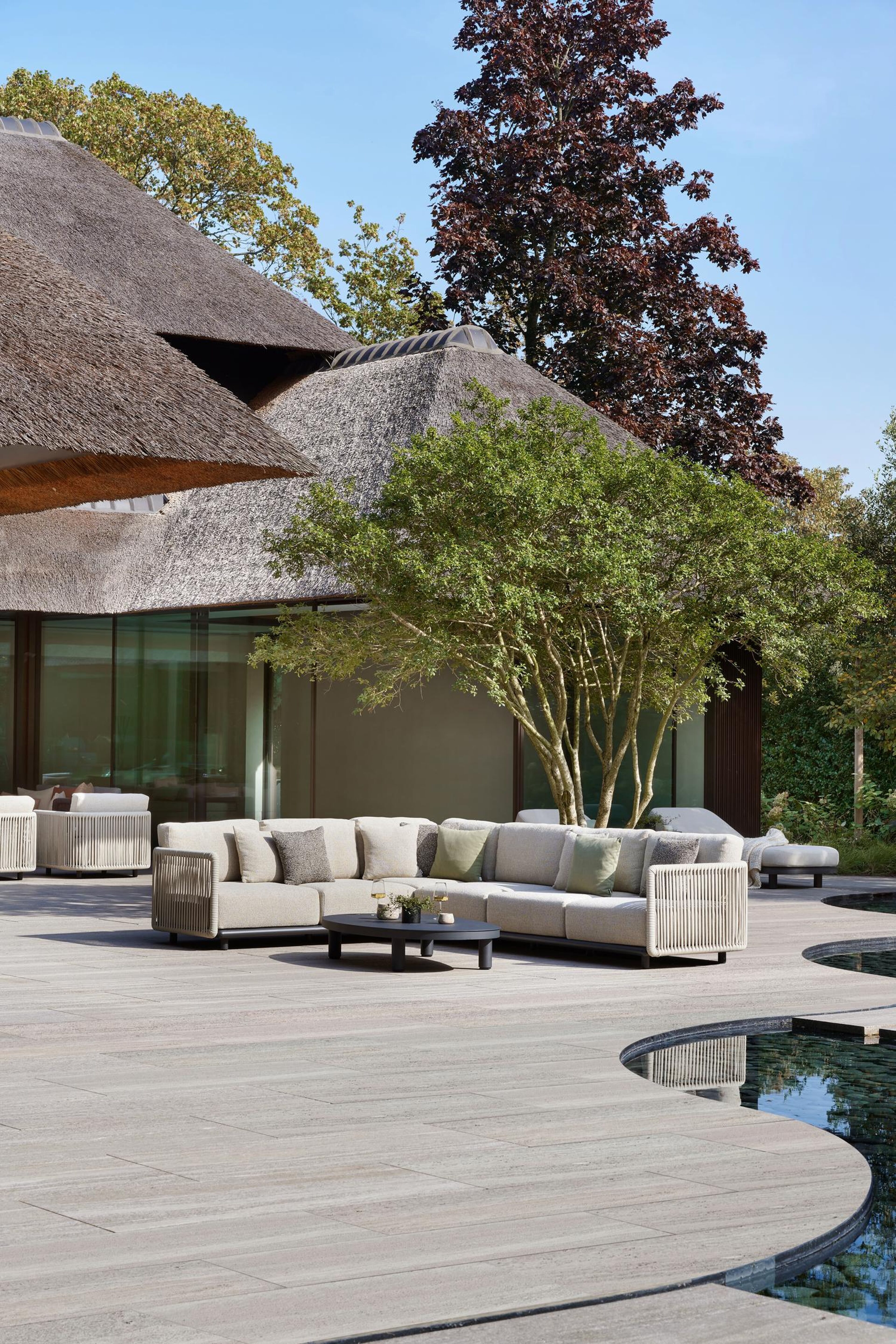 Organo loungehoek in zwart aluminium en beige verticaal geweven luxe vlakke rope met marbella beige All Weather Cosytica kussens