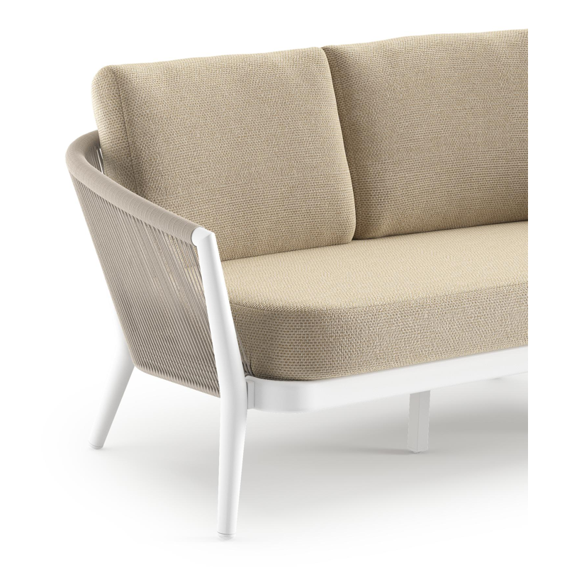 Orso loungebank in wit aluminium en beige verticaal geweven ronde rope met Althea Camel all weather cosytica kussen