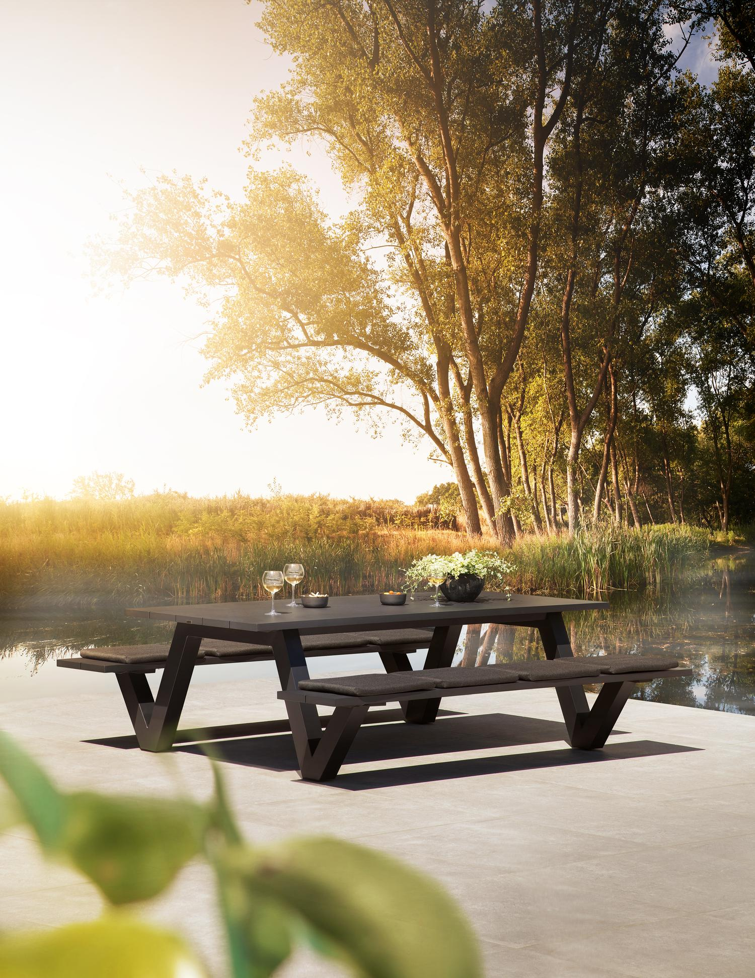 Norma picknicktafel in zwart aluminium - L 240 x B 213 x H 74 cm